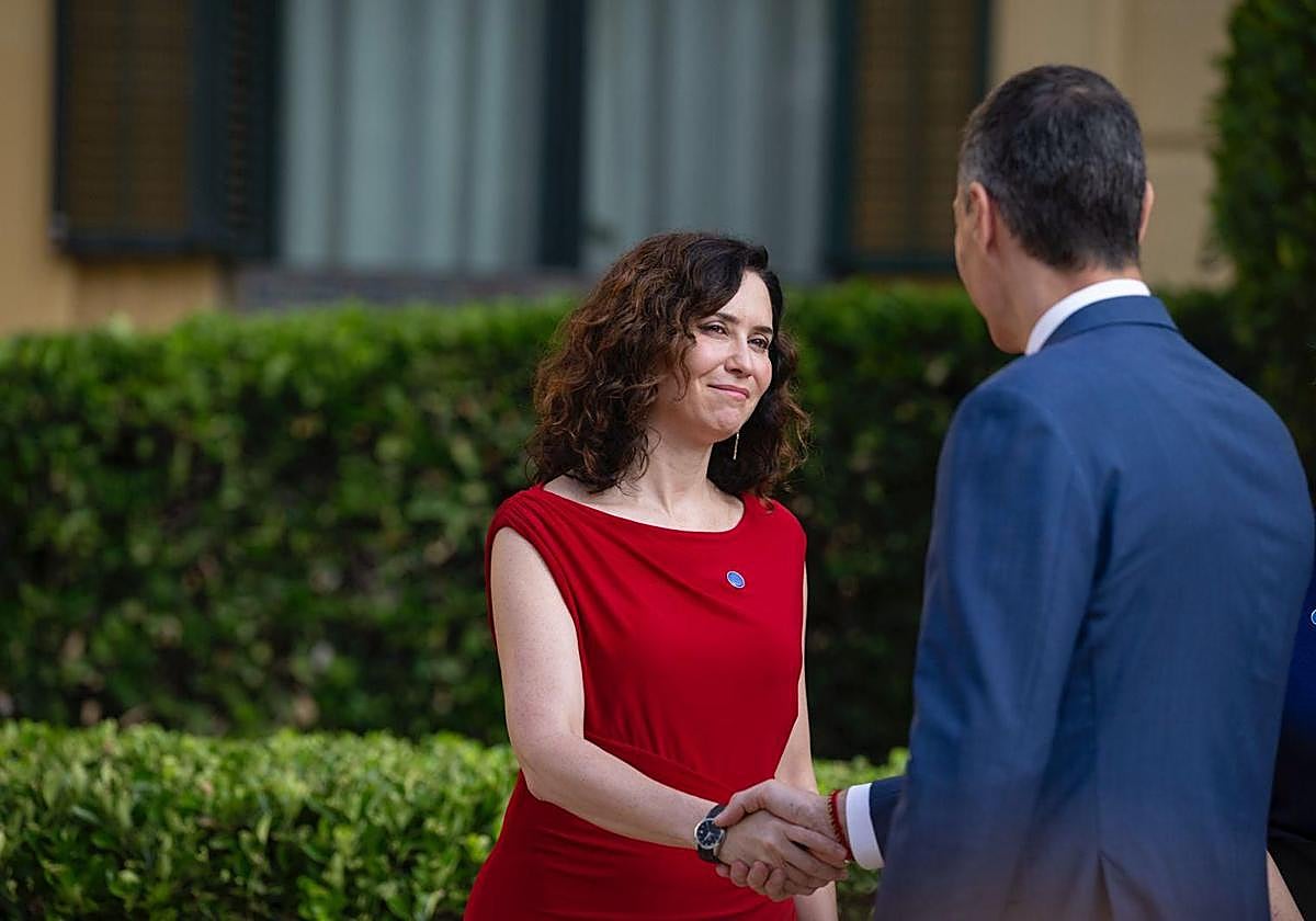 Isabel Díaz Ayuso saluda a Pedro Sánchez en el arranque de la Conferencia de Presidentes