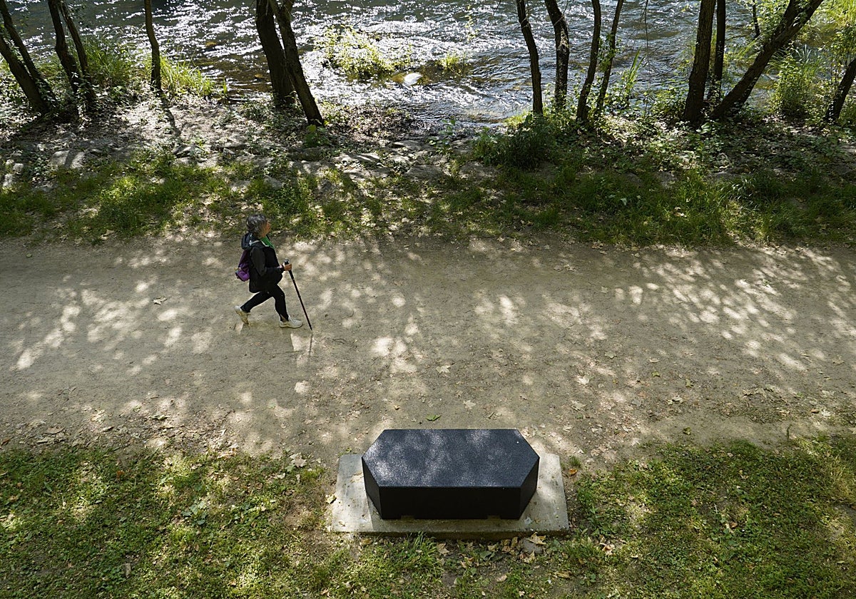 Uno de los nuevos bancos colocados junto al río en Ponferrada