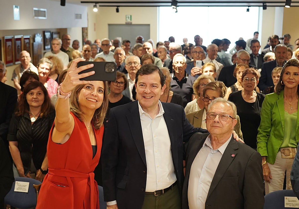 El presidente de la Junta de Castilla y león, Alfonso Fernández Mañueco, mantiene un encuentro con castellanos y leoneses residentes en Cataluña, en el Hogar Centro Castellano y Leonés de Cataluña