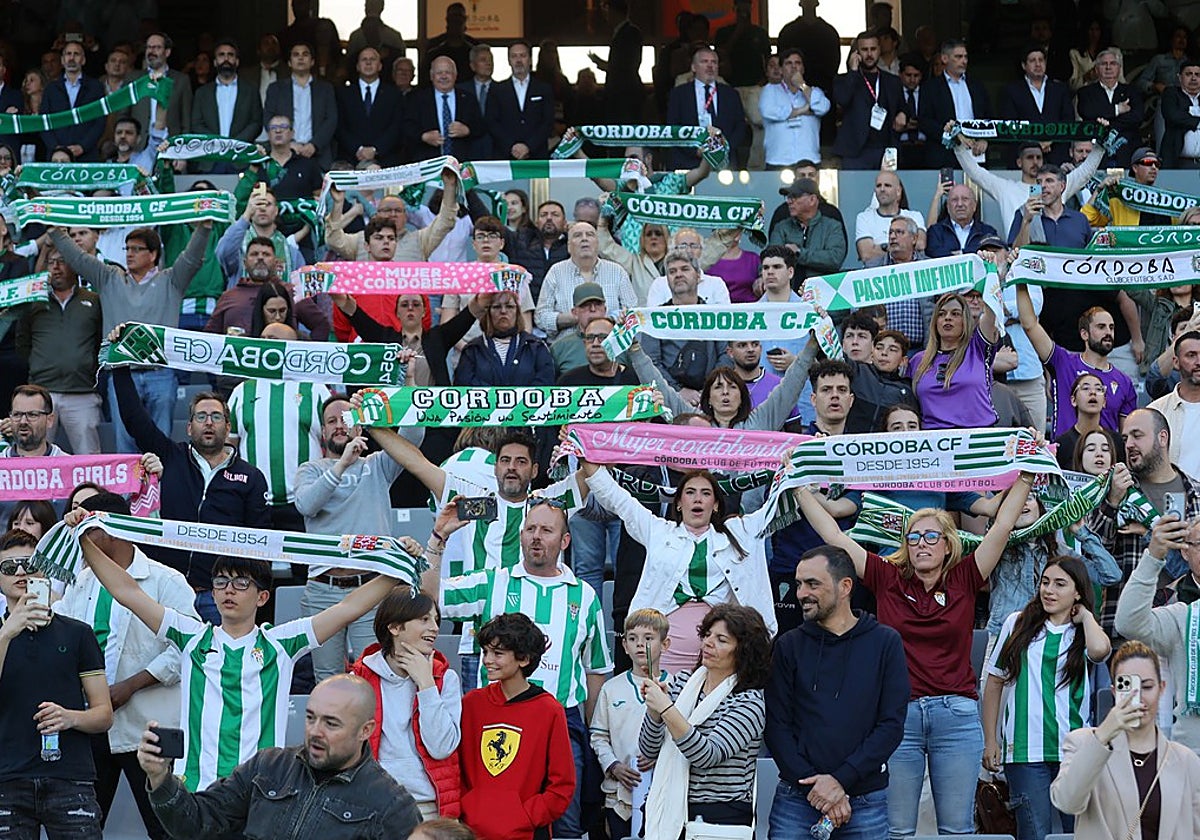 La afición de El Arcángel en la Tribuna durante un partido este curso