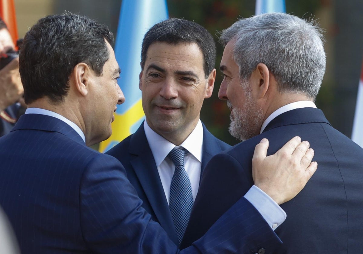 El lendakari, Imanol Pradales, conversa con el presidente de Andalucía, Juan Manuel Moreno, y el de Canarias, Fernando Clavijo