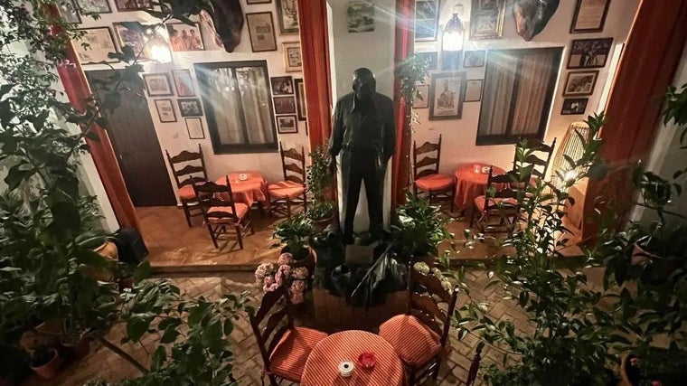 Estatua del padre de Vicky Martín Berrocal en su casa del Rocío