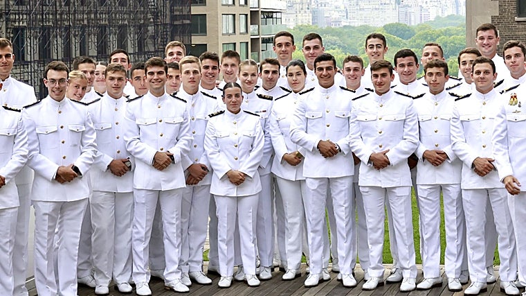 La Princesa Leonor junto a sus compañeros guardiamarinas en la terraza del Carnegie Hall