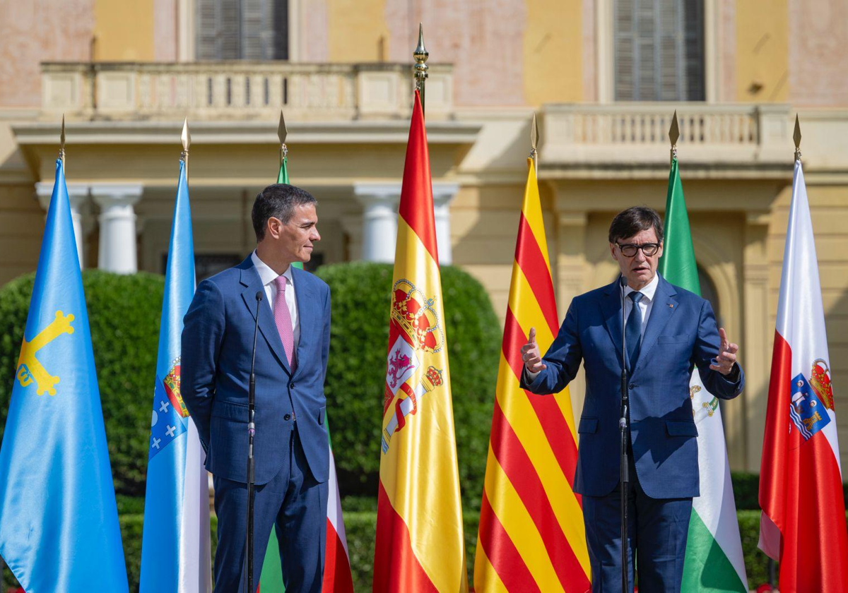 Pedro Sánchez y Salvador Illa, hoy, en el Palacio de Pedralbes, durante su intervención ante los medios, previa a la reunión de la Conferencia de Presidentes