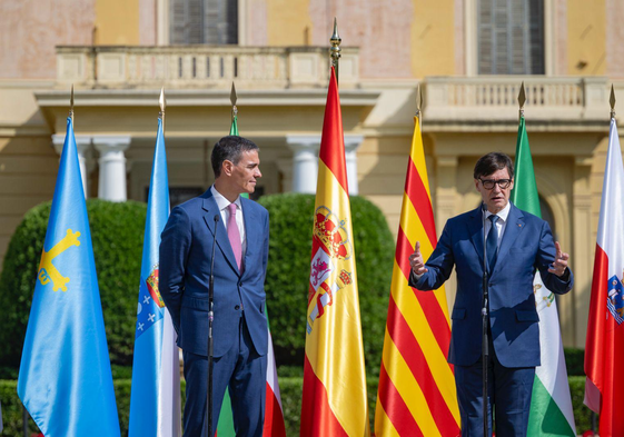 Salvador Illa e Isabel Díaz Ayuso se saludan a la llegada de los presidentes al Palacio de Pedralbes en Barcelona, hoy