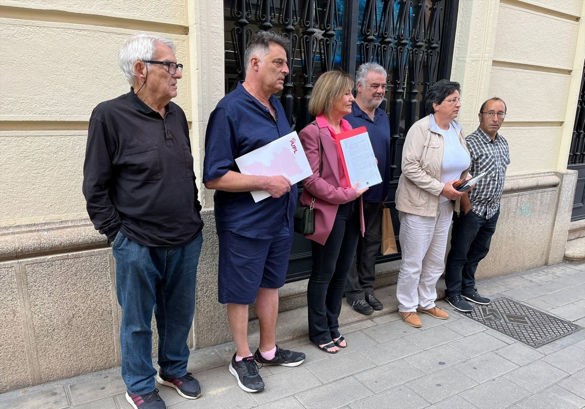 Los representantes de los colectivos demandantes, a las puertas de los juzgados de Zamora