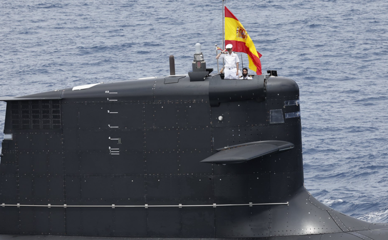 Imagen principal - El Día de las Fuerzas Armadas despliega su fuerza en Las Palmas: 1.127 efectivos, 23 aviones y 14 buques