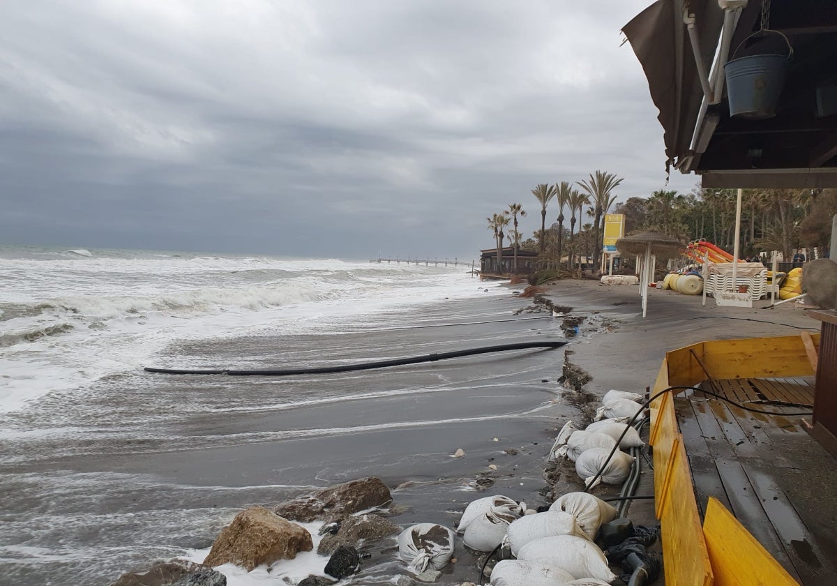 Imagen de una playa de Marbella afectada por el temporal