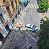 Un coche de la Policía Local de Granada, en la Plaza del Realejo