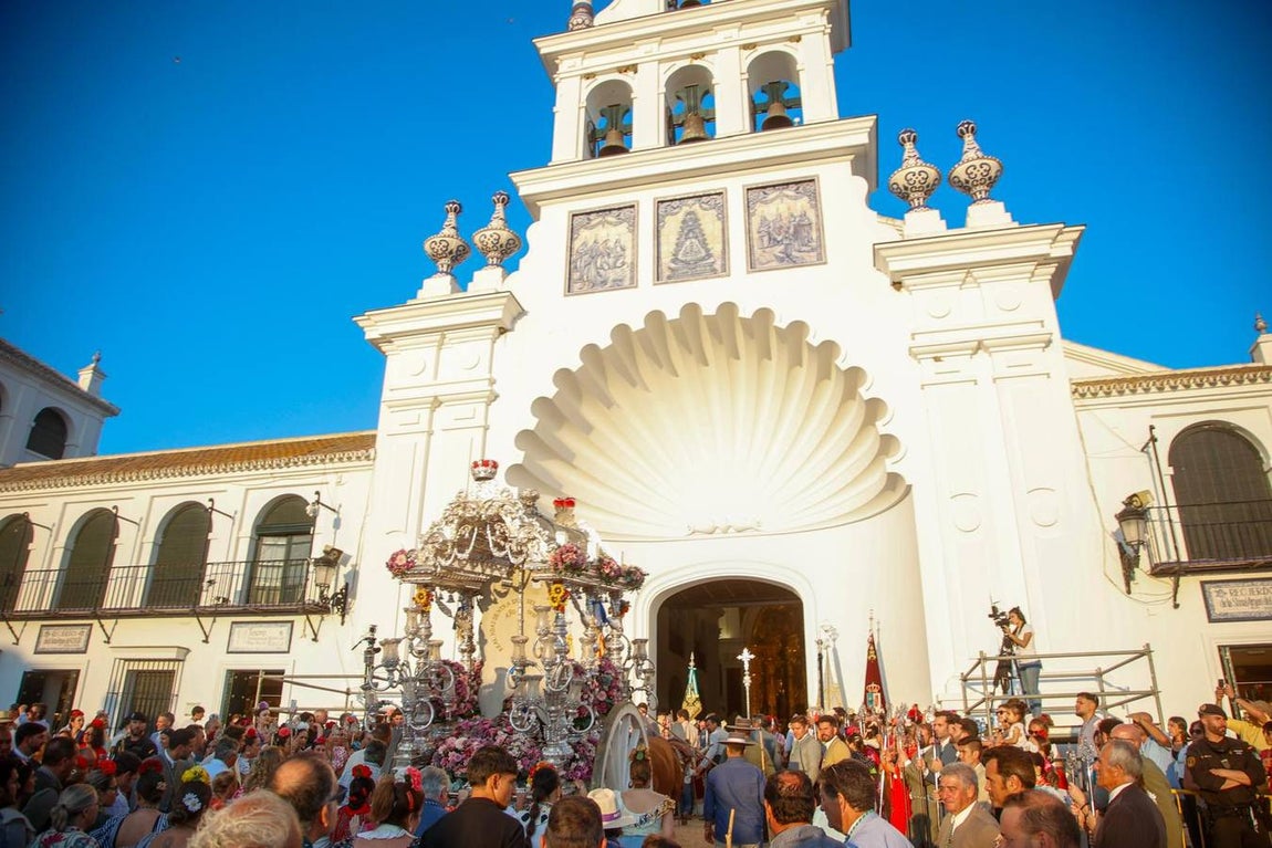 Los romeros de La Algaba, este viernes, se presentan ante la Blanca Paloma