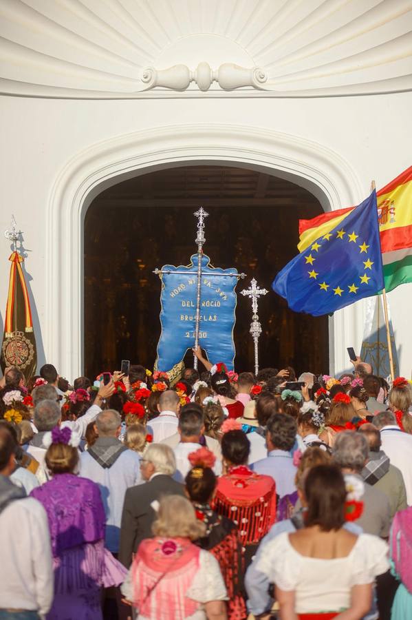 La hermandad de Bruselas, a su llegada este viernes a la ermita del Rocío