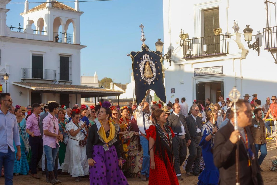 La hermandad de Bruselas, a su llegada este viernes a la ermita del Rocío