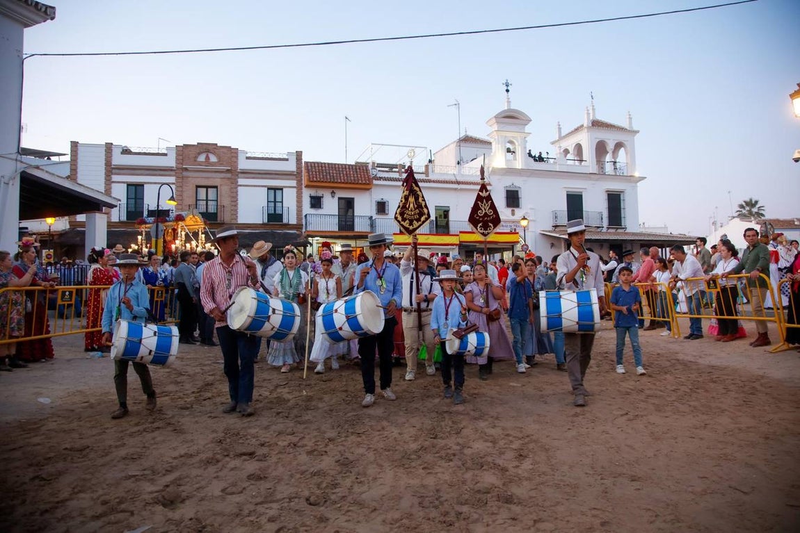 Las primeras hermandades han ido posando sus simpecados frente a la ermita almonteña