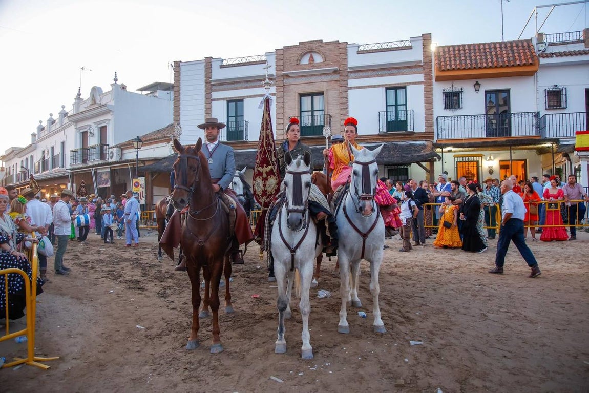 Las primeras hermandades han ido posando sus simpecados frente a la ermita almonteña