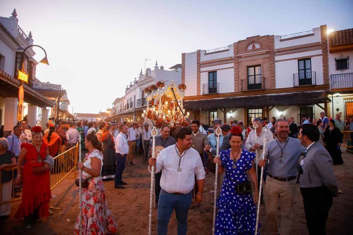 Las primeras hermandades han ido posando sus simpecados frente a la ermita almonteña