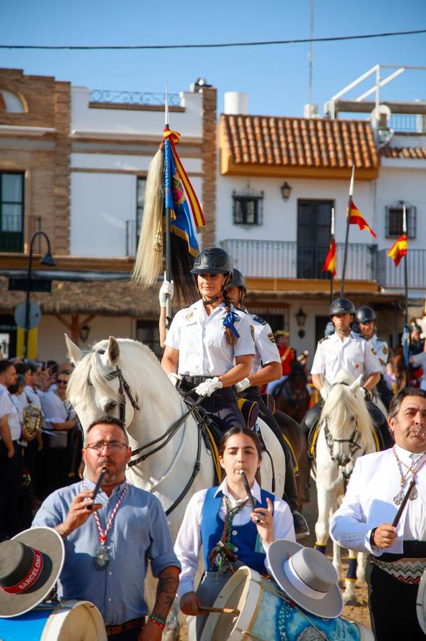 Las primeras hermandades han ido posando sus simpecados frente a la ermita almonteña