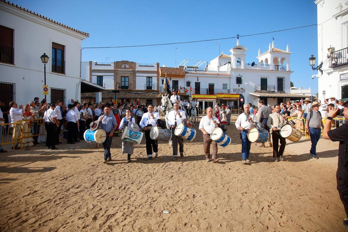 Las primeras hermandades han ido posando sus simpecados frente a la ermita almonteña