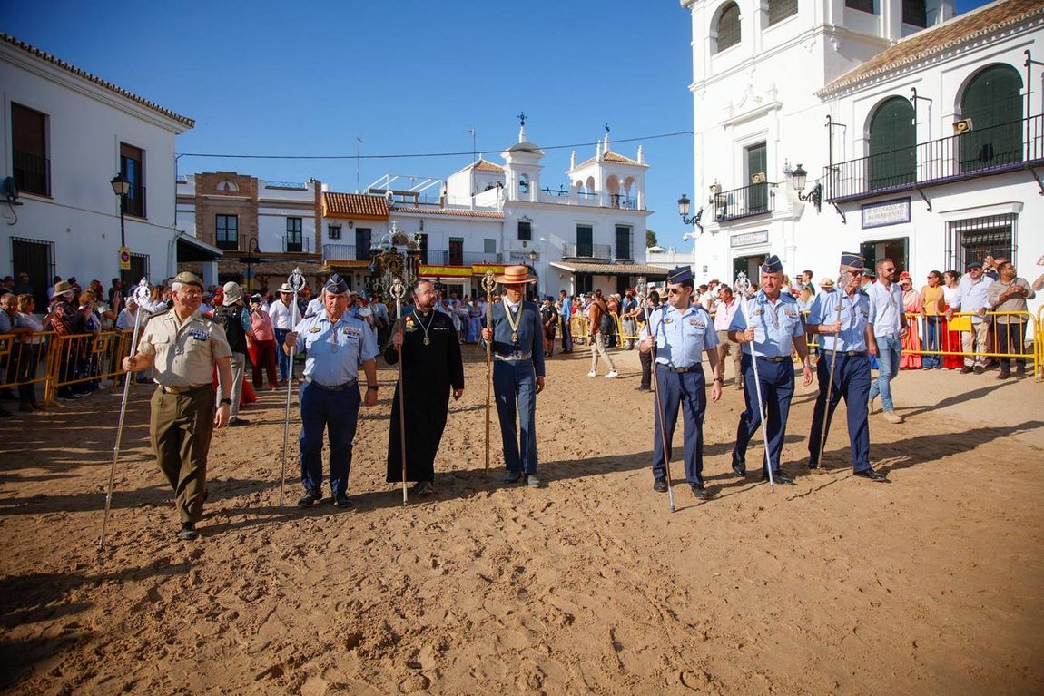Las primeras hermandades han ido posando sus simpecados frente a la ermita almonteña