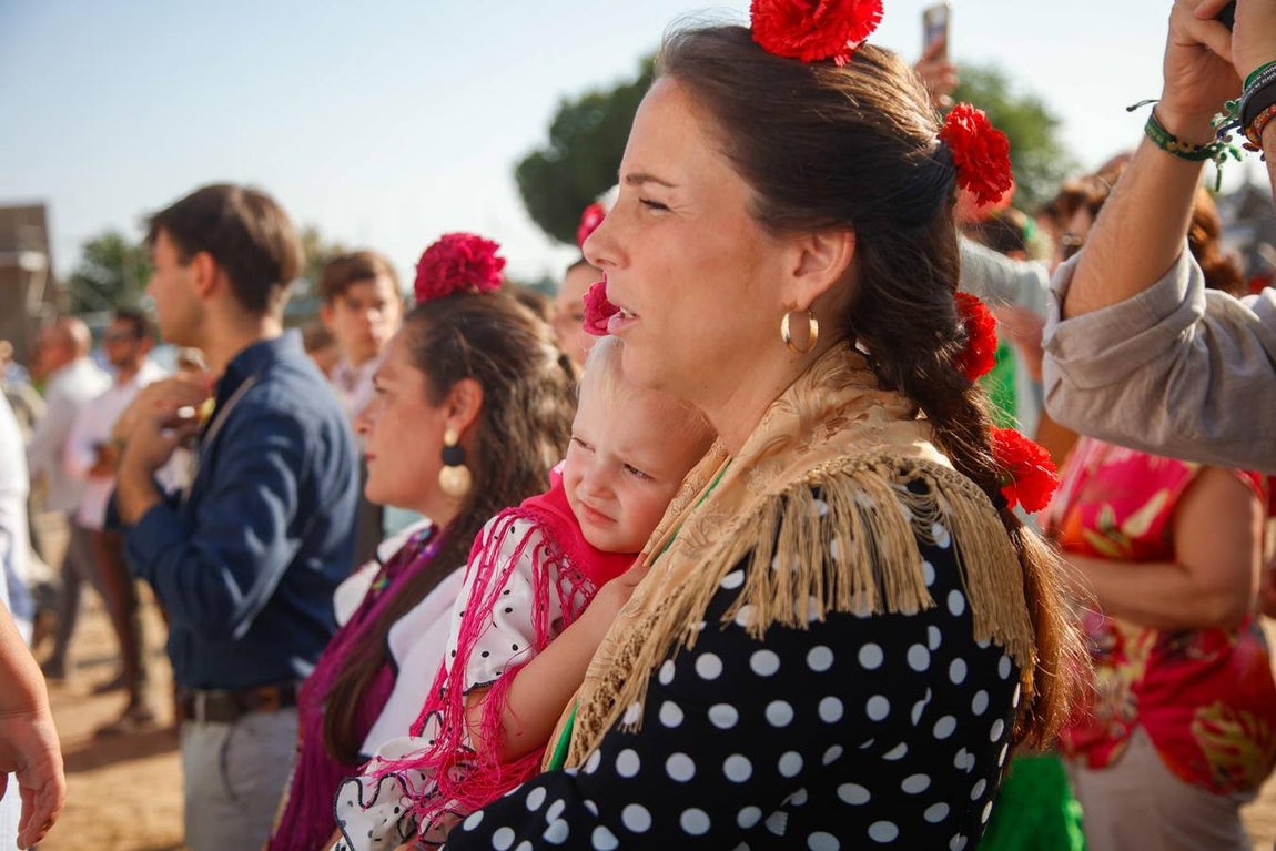 Las primeras hermandades han ido posando sus simpecados frente a la ermita almonteña