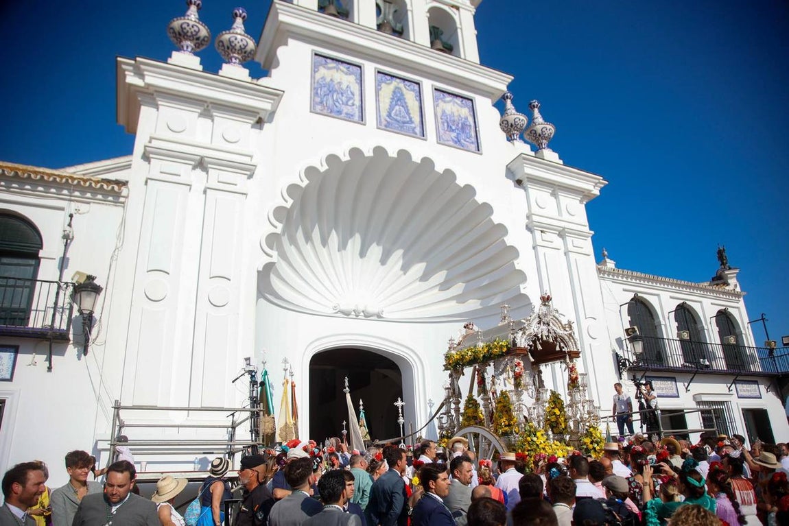 Las primeras hermandades han ido posando sus simpecados frente a la ermita almonteña
