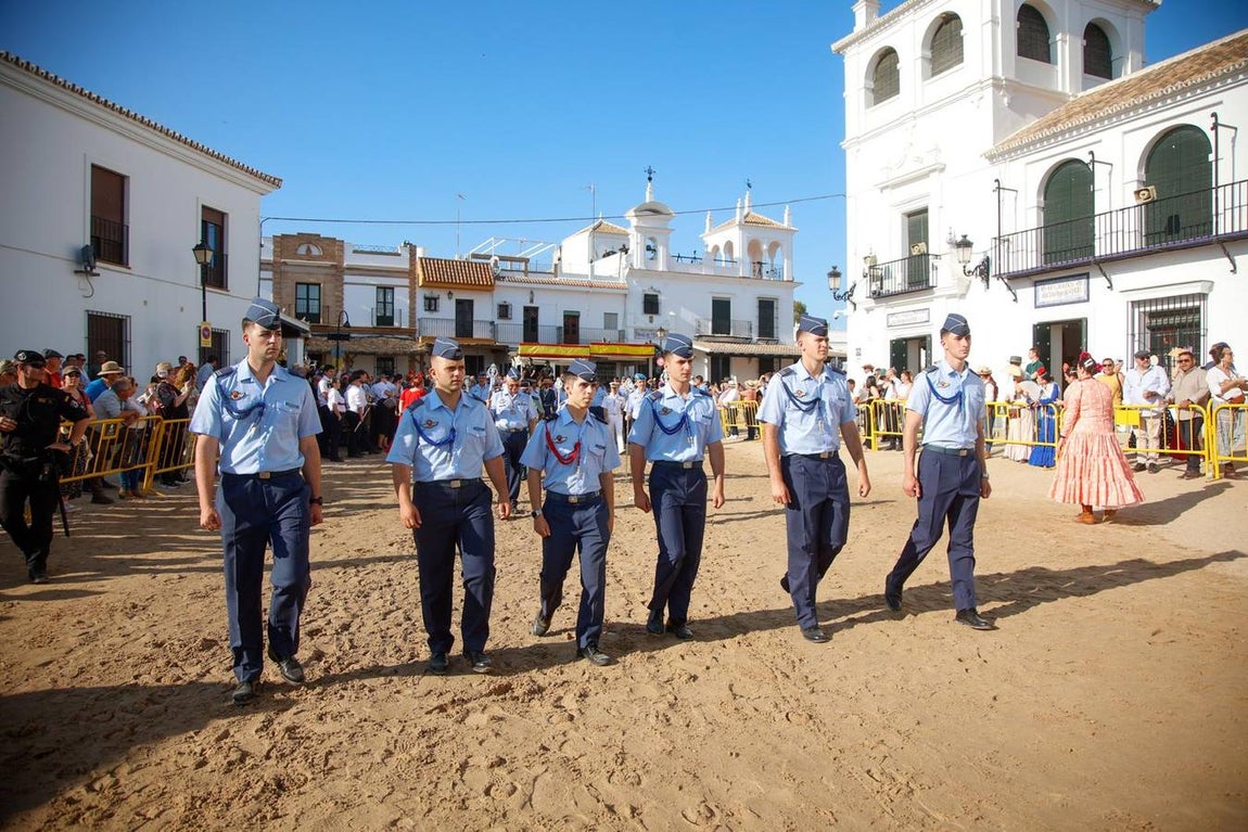 Las primeras hermandades han ido posando sus simpecados frente a la ermita almonteña