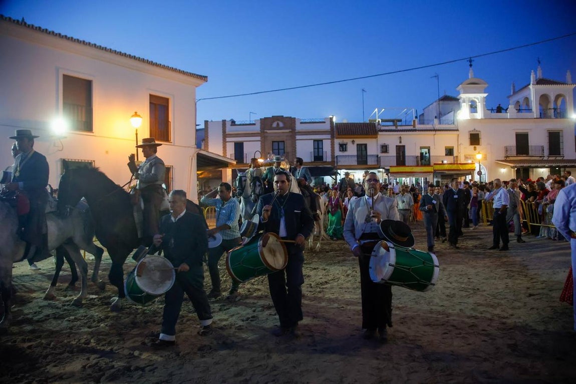 La hermandad de la Macarena se presentó este viernes en la ermita cuando ya anochecía