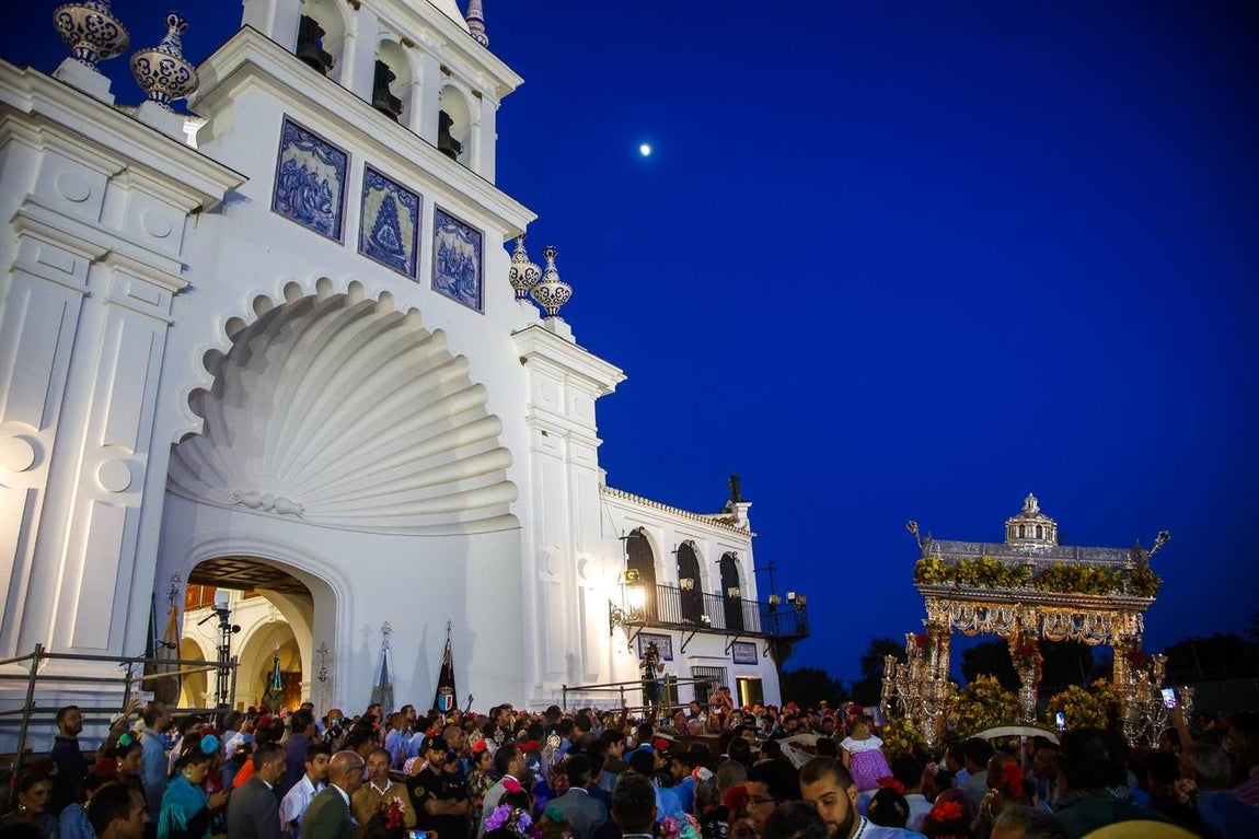 La hermandad de la Macarena se presentó este viernes en la ermita cuando ya anochecía