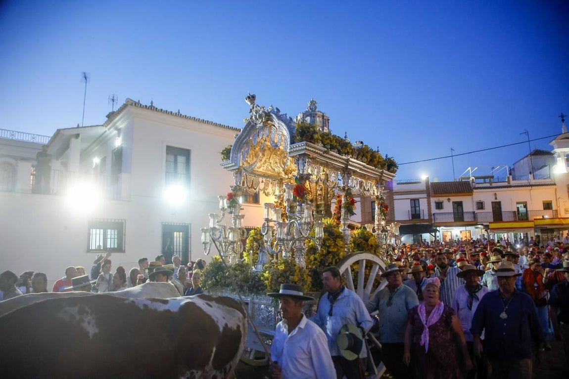 La hermandad de la Macarena se presentó este viernes en la ermita cuando ya anochecía