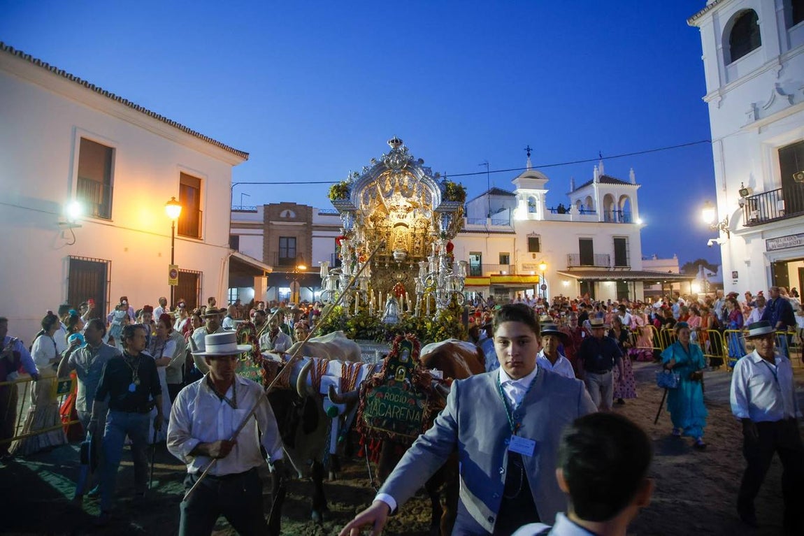 La hermandad de la Macarena se presentó este viernes en la ermita cuando ya anochecía