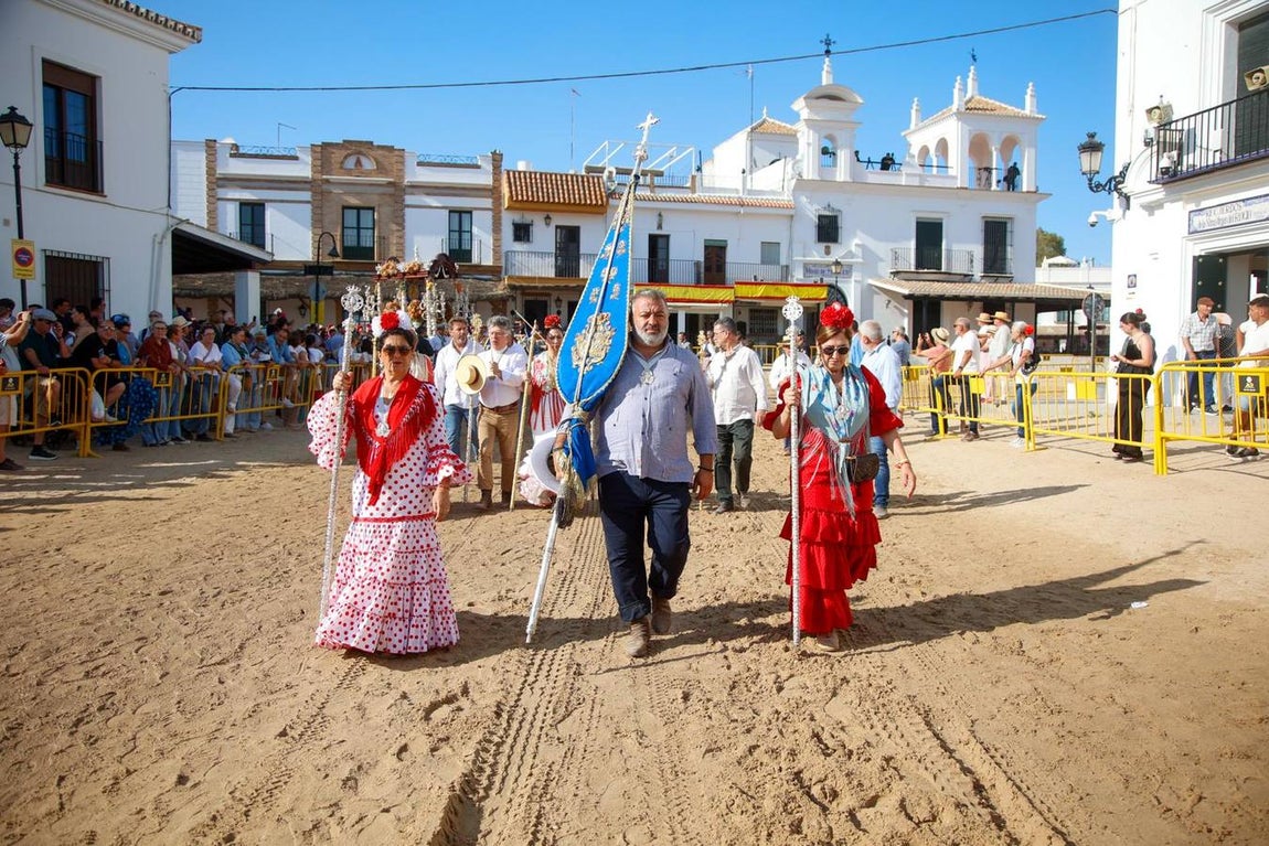 Las primeras hermandades han ido posando sus simpecados frente a la ermita almonteña
