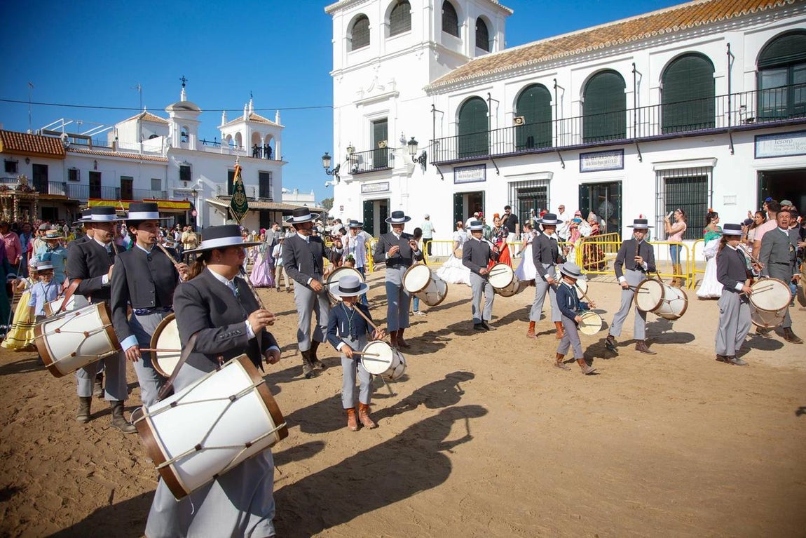 Las primeras hermandades han ido posando sus simpecados frente a la ermita almonteña