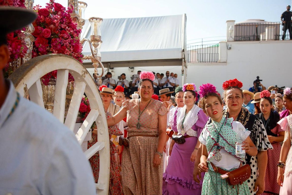 Las primeras hermandades han ido posando sus simpecados frente a la ermita almonteña