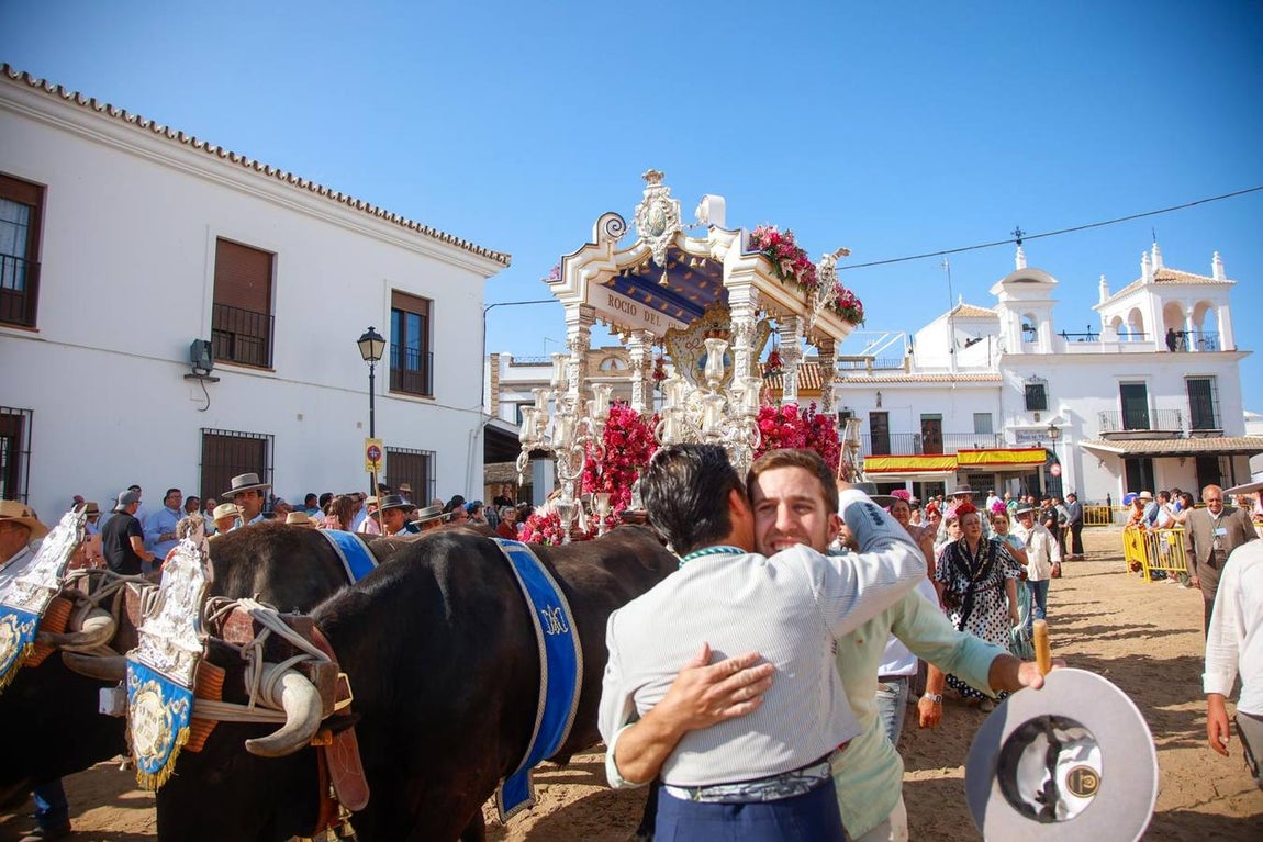 Las primeras hermandades han ido posando sus simpecados frente a la ermita almonteña