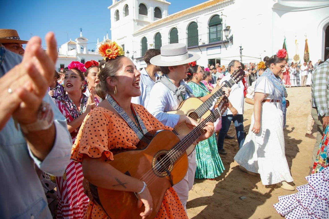 Las primeras hermandades han ido posando sus simpecados frente a la ermita almonteña