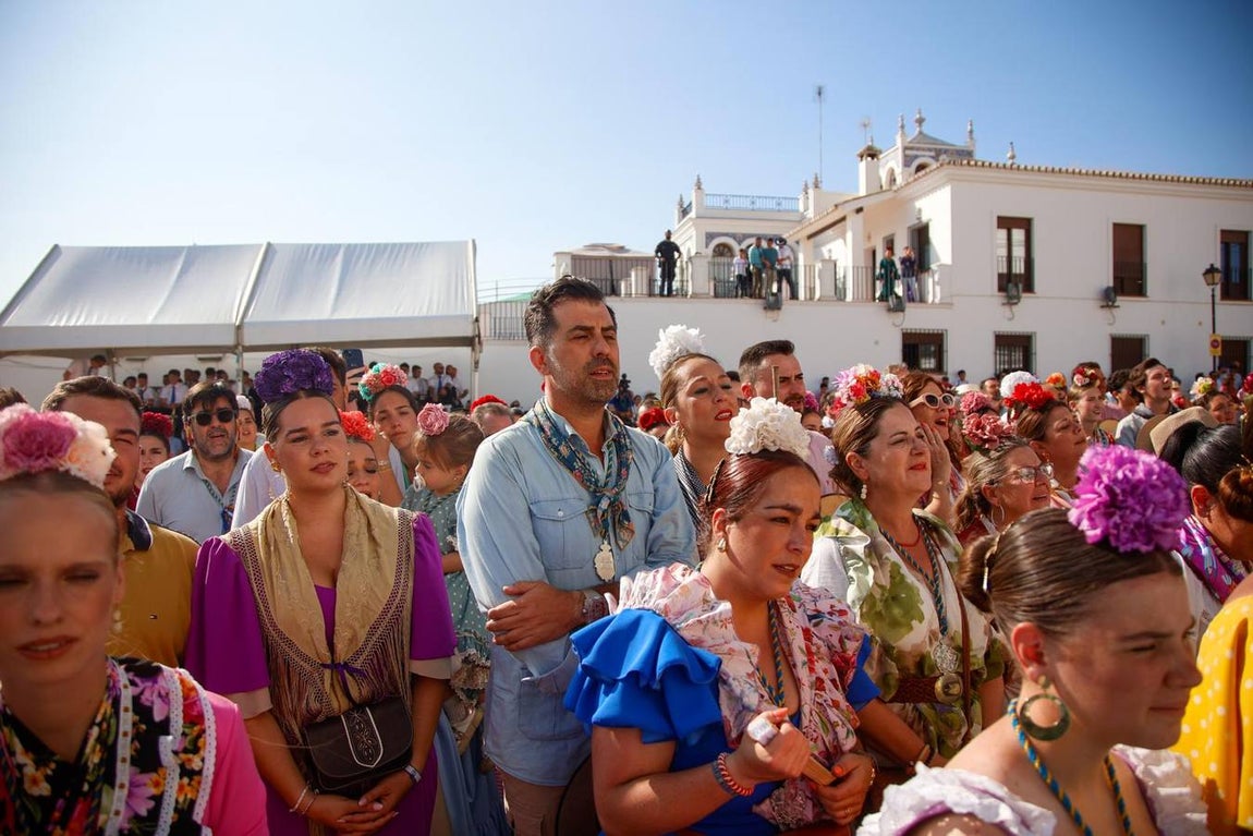 Las primeras hermandades han ido posando sus simpecados frente a la ermita almonteña