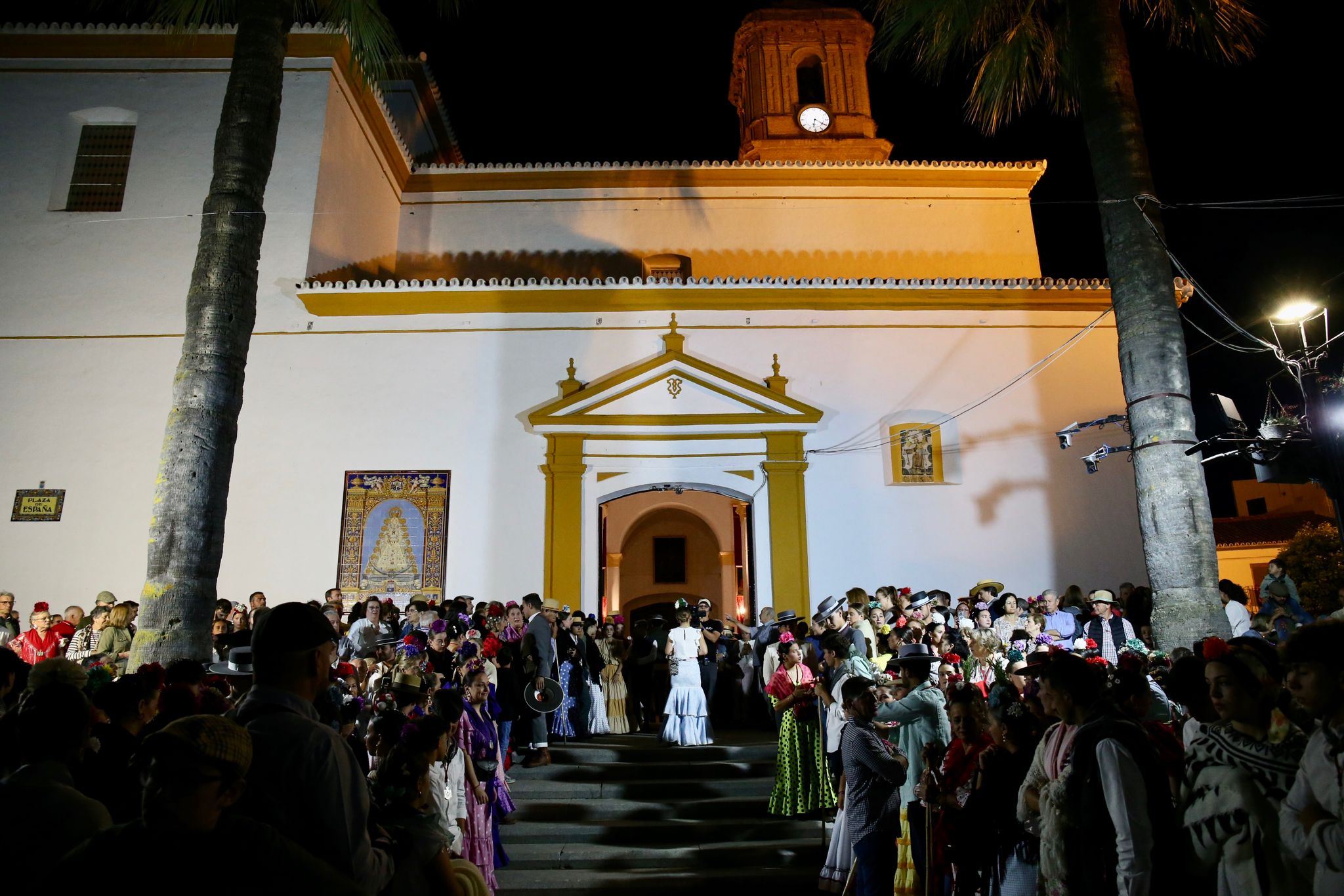 Sale Villamanrique, la última filial en ponerse en camino hacia el Rocío