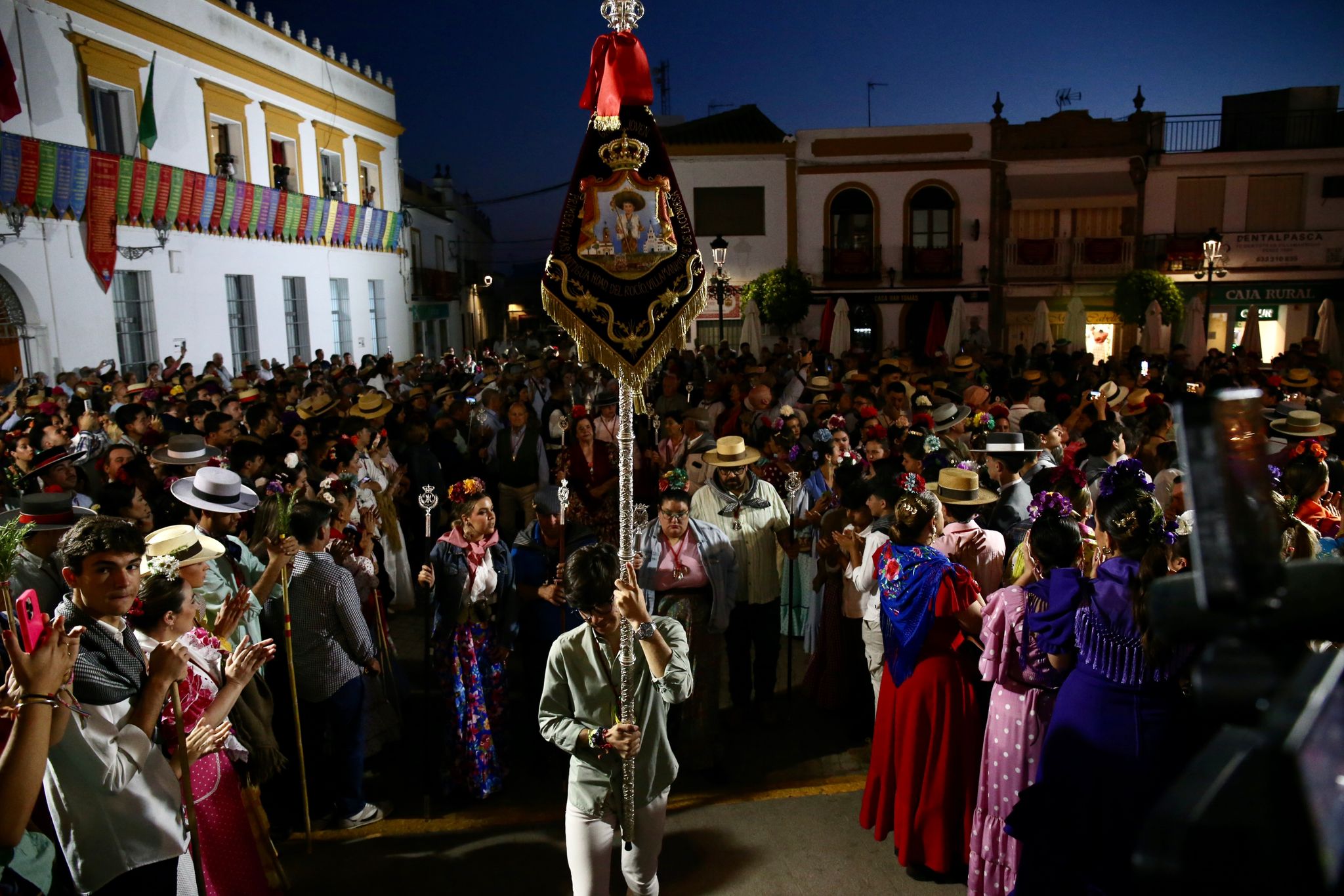 Sale Villamanrique, la última filial en ponerse en camino hacia el Rocío