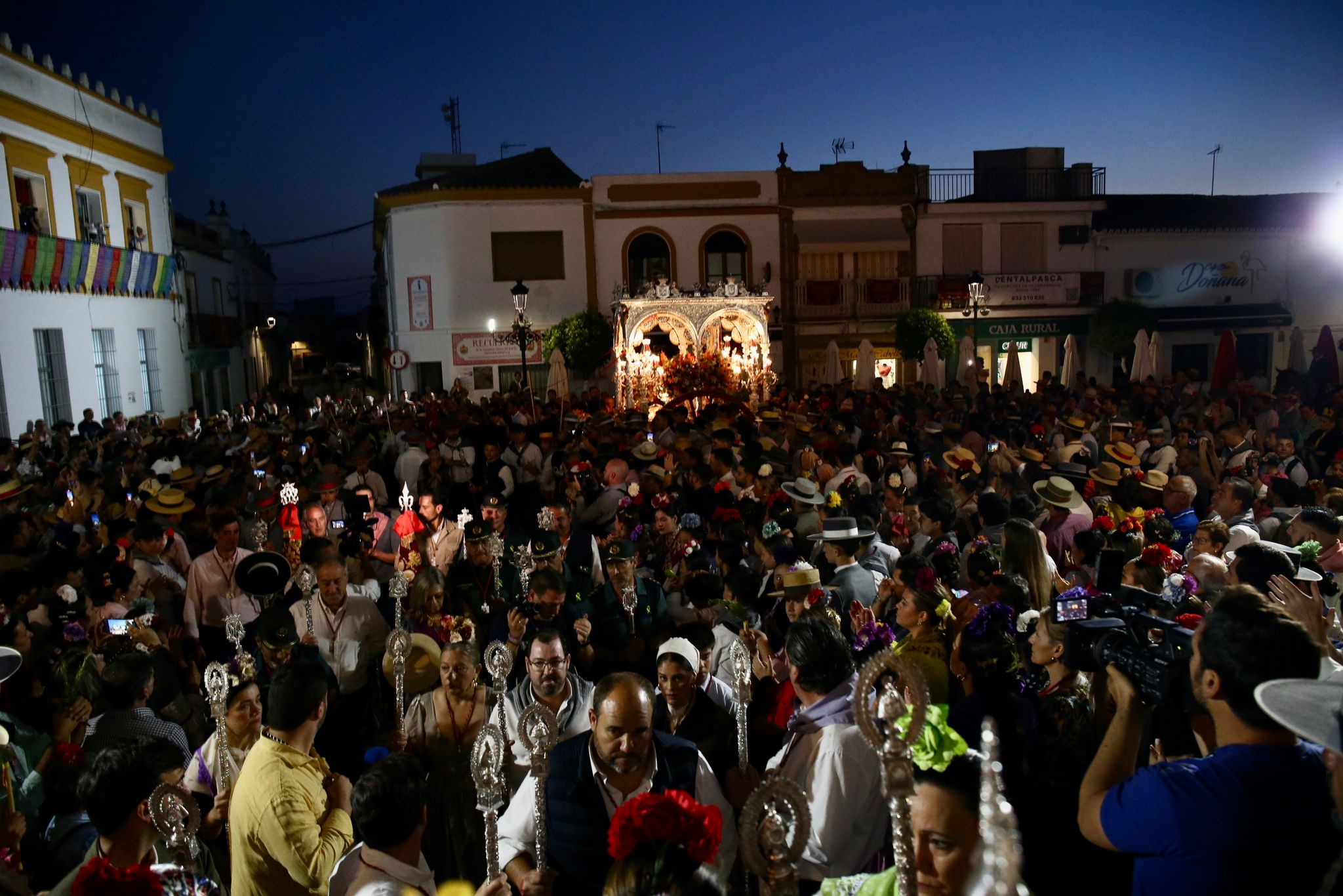 Sale Villamanrique, la última filial en ponerse en camino hacia el Rocío