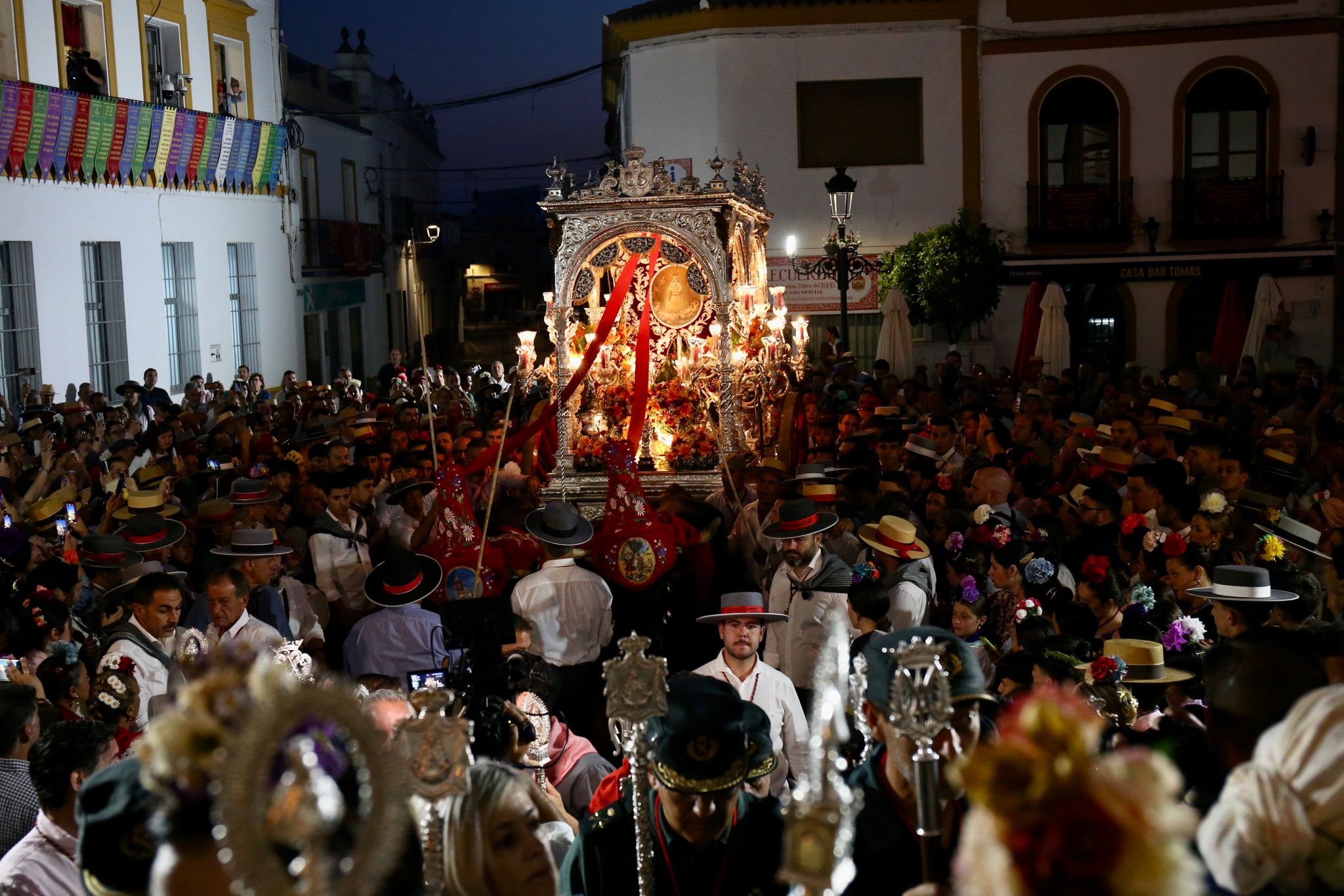 Sale Villamanrique, la última filial en ponerse en camino hacia el Rocío