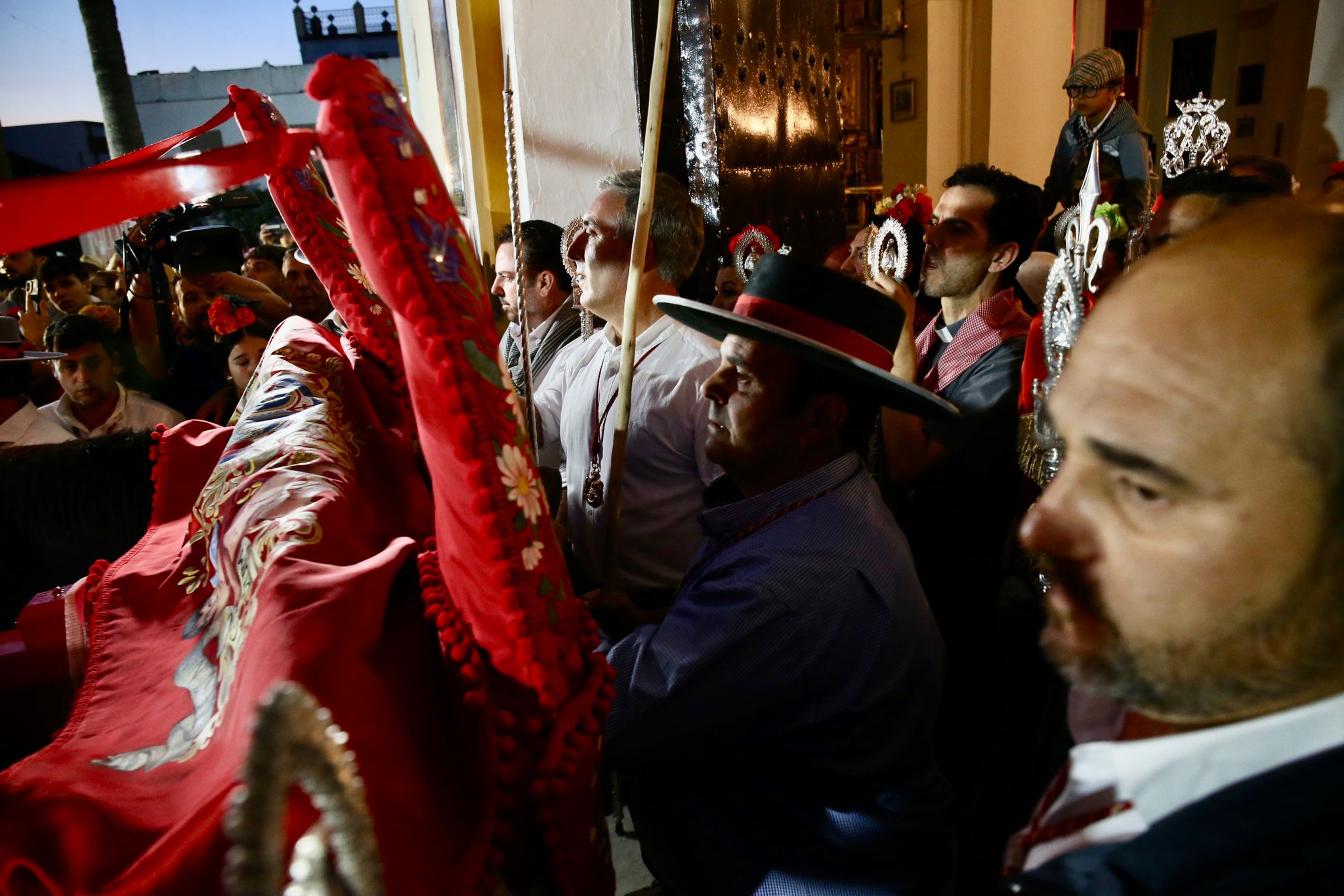 Sale Villamanrique, la última filial en ponerse en camino hacia el Rocío