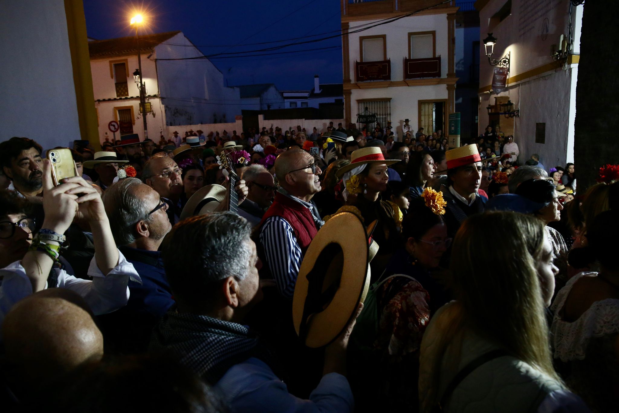 Sale Villamanrique, la última filial en ponerse en camino hacia el Rocío