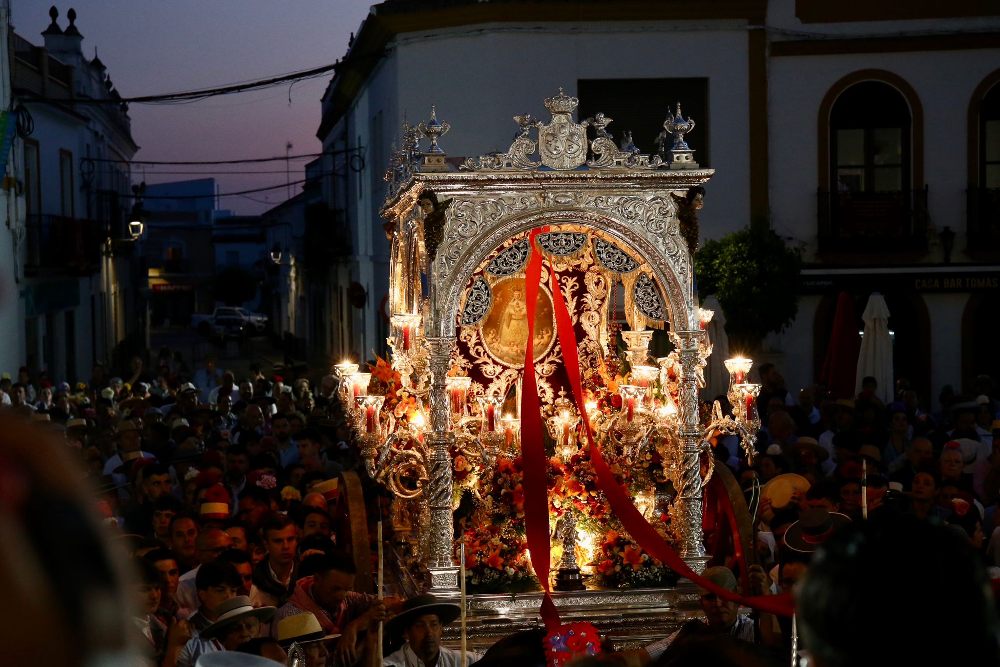 Sale Villamanrique, la última filial en ponerse en camino hacia el Rocío