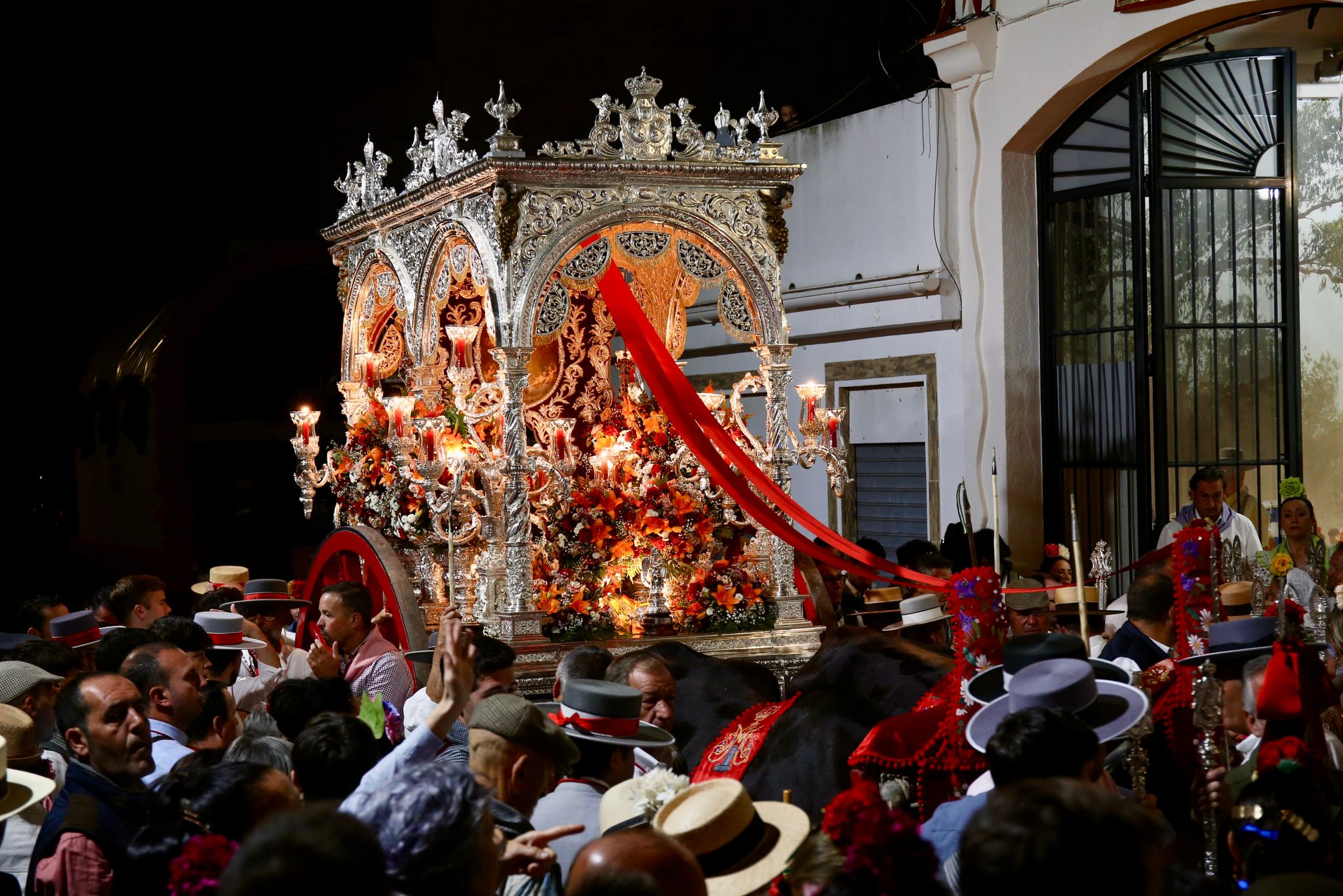 Sale Villamanrique, la última filial en ponerse en camino hacia el Rocío