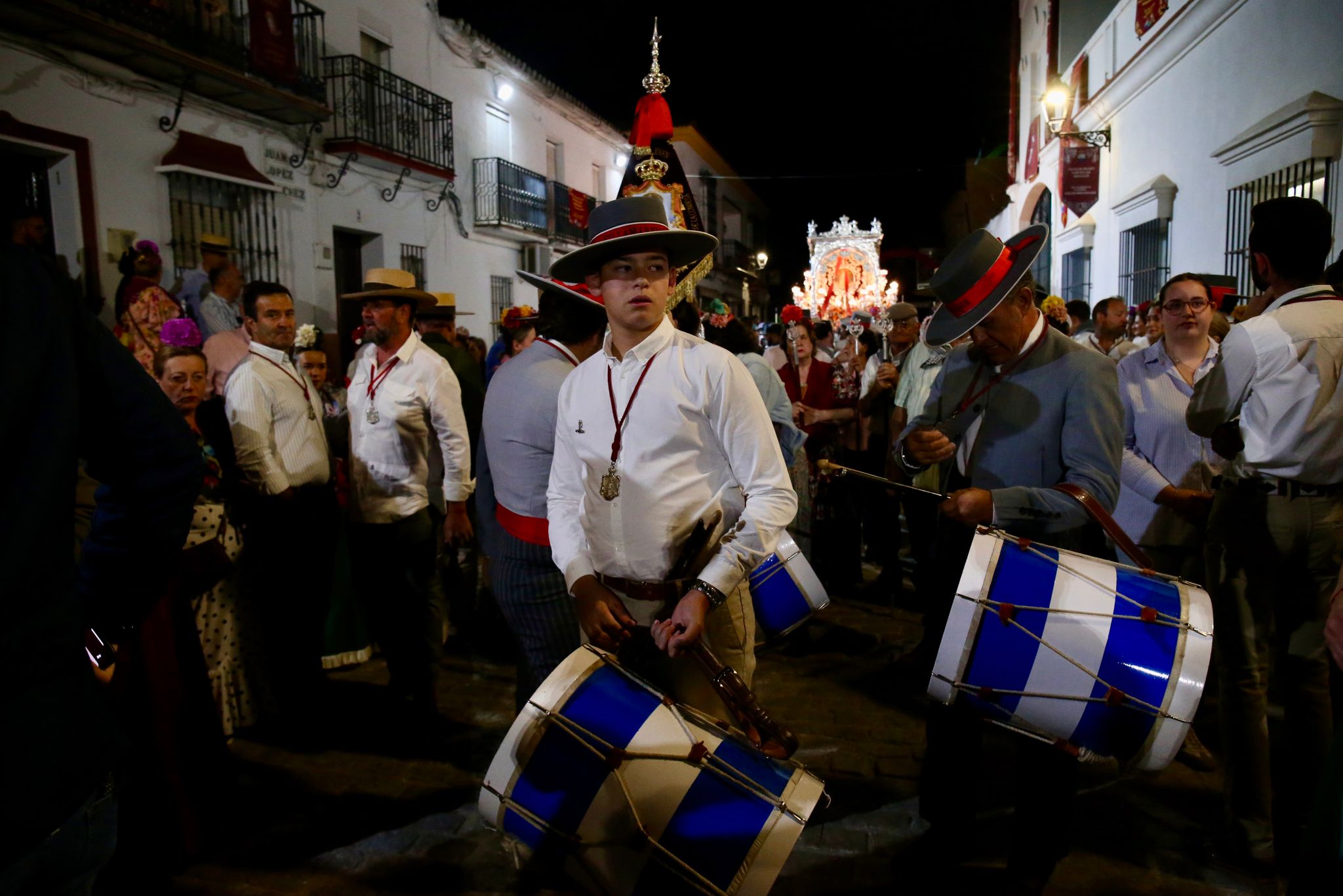 Sale Villamanrique, la última filial en ponerse en camino hacia el Rocío