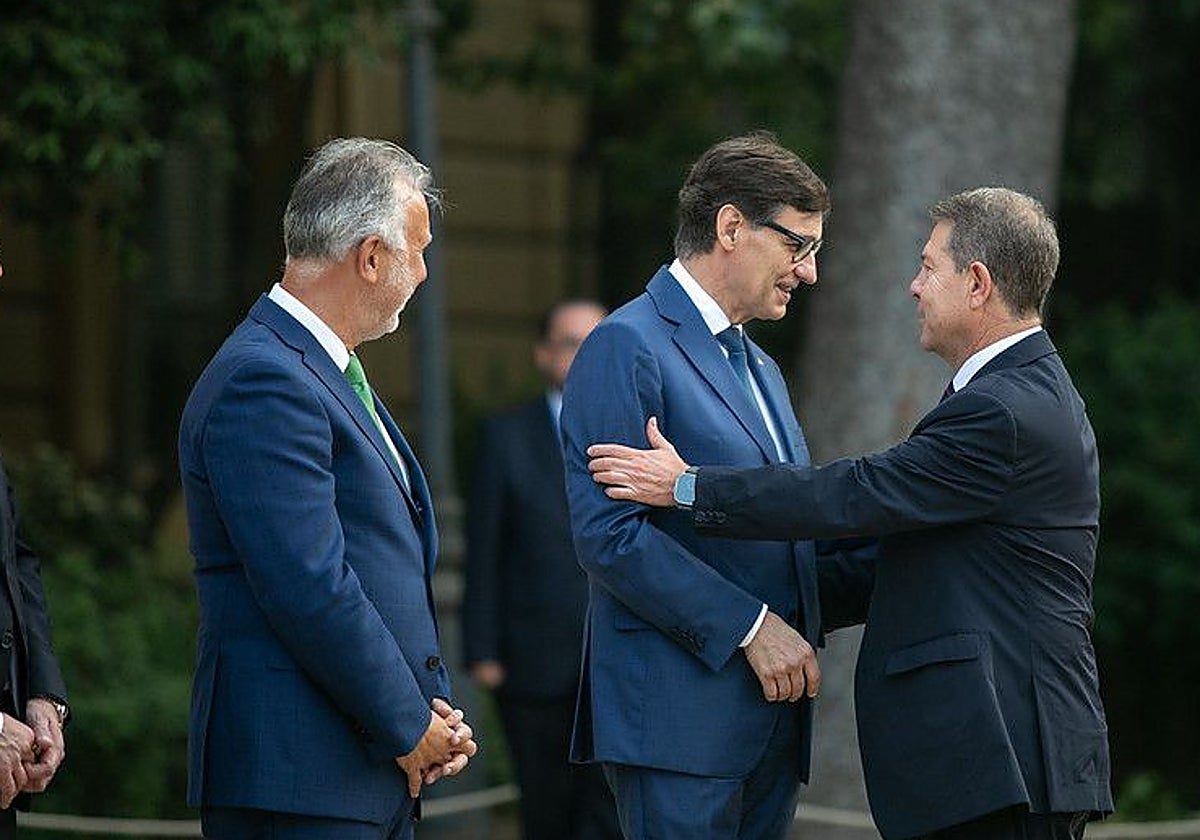 Emiliano García-Page saluda al presidente de la Generalitat de Cataluña, Salvador Illa a su llegada a la Conferencia de Presidentes en Barcelona