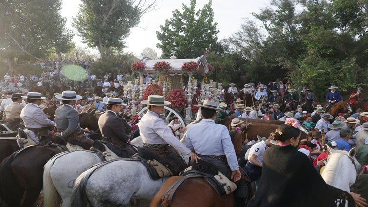 La Virgen del Rocío 'salva' a Triana y Sevilla a su paso por el Vado del Quema