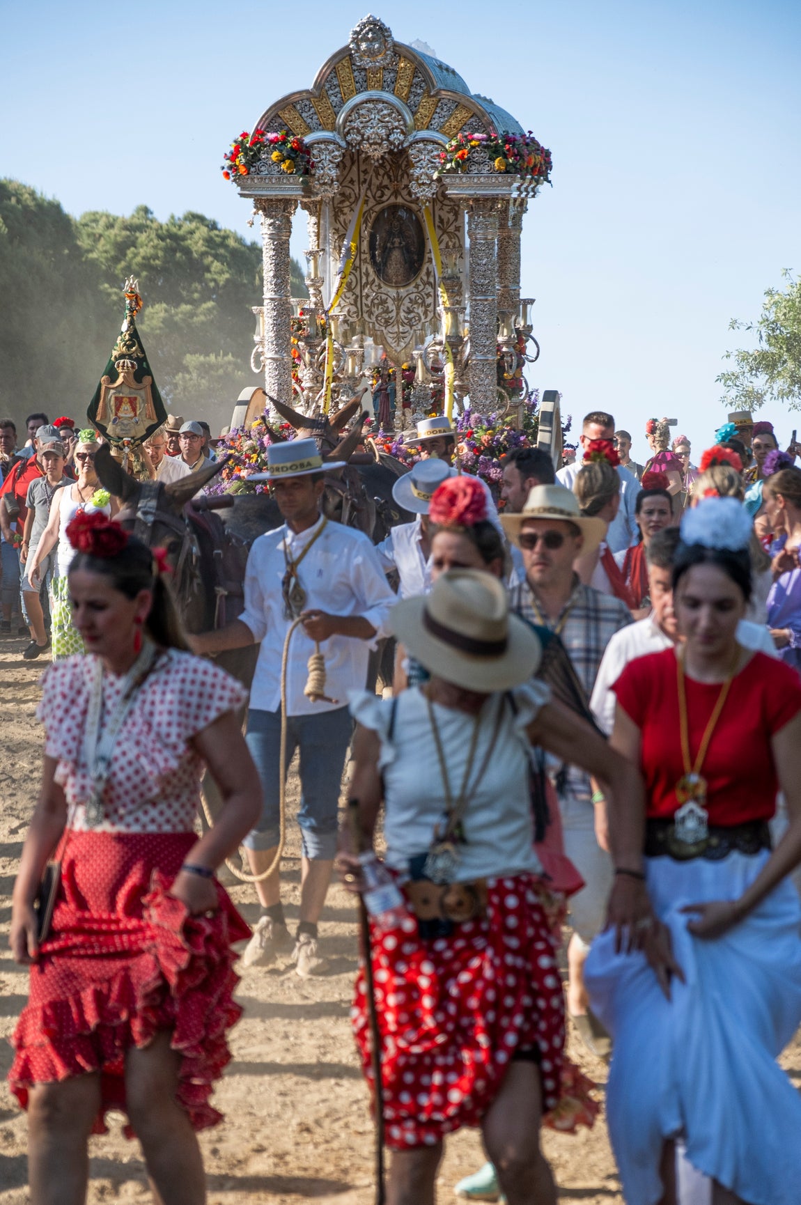 Emoción y fe a raudales en el paso del Quema de la hermandad del Rocío de Córdoba