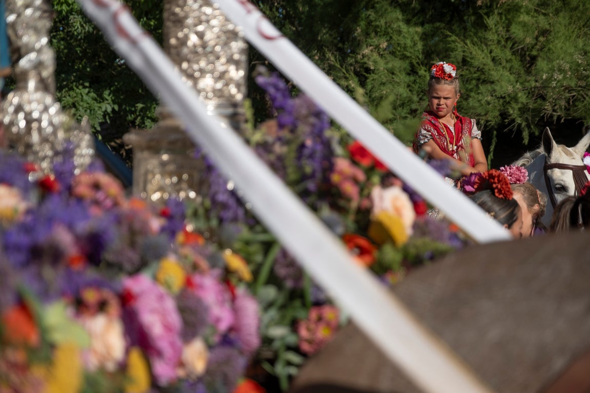 Emoción y fe a raudales en el paso del Quema de la hermandad del Rocío de Córdoba