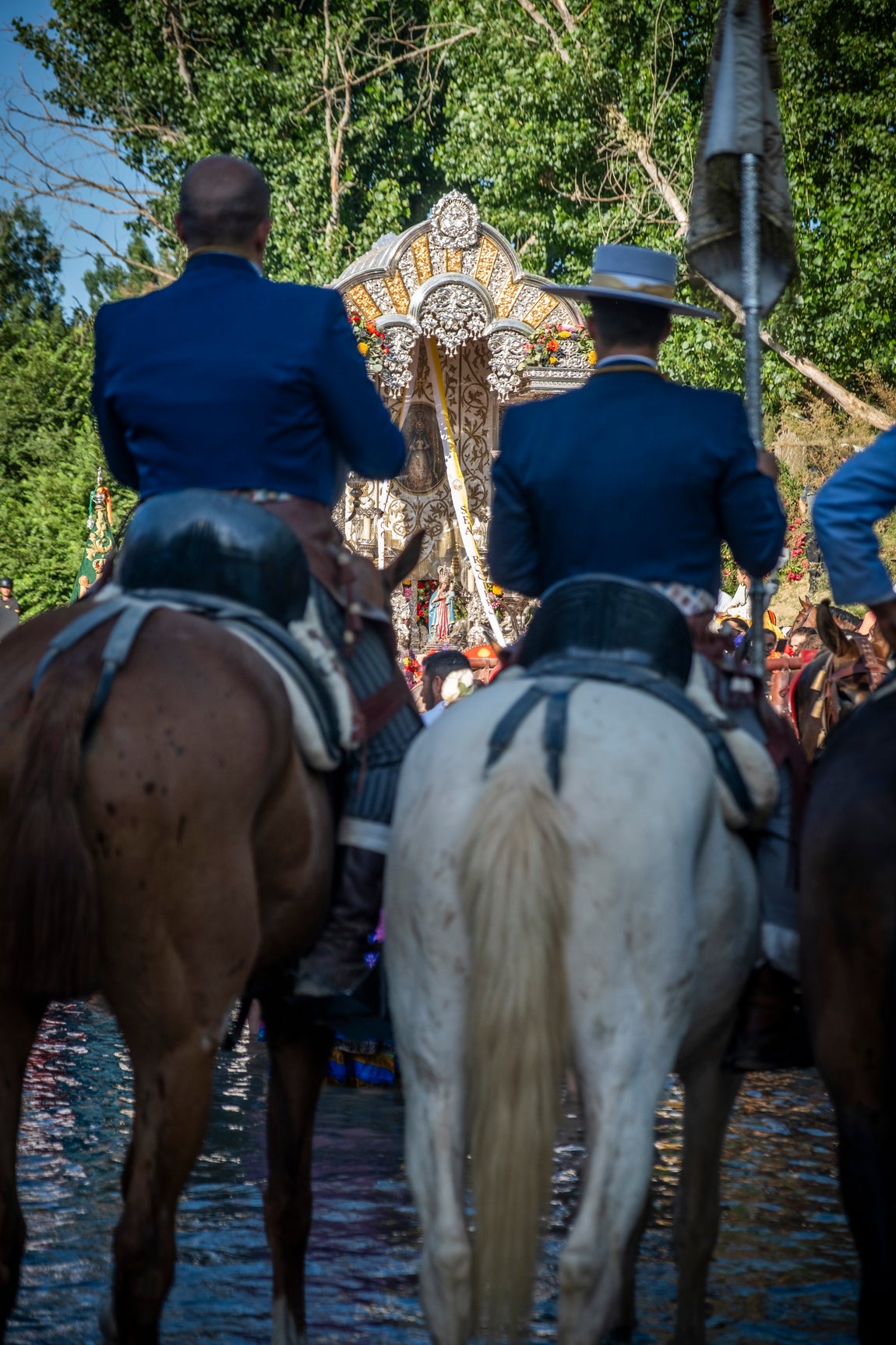 Emoción y fe a raudales en el paso del Quema de la hermandad del Rocío de Córdoba