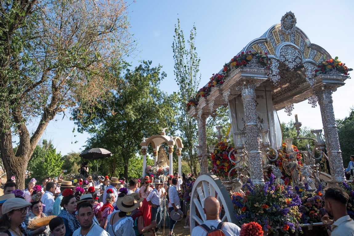 Emoción y fe a raudales en el paso del Quema de la hermandad del Rocío de Córdoba